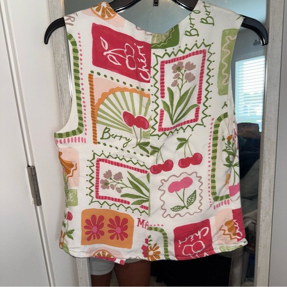 Button Up Graphic Vest - Picture 5 of 5